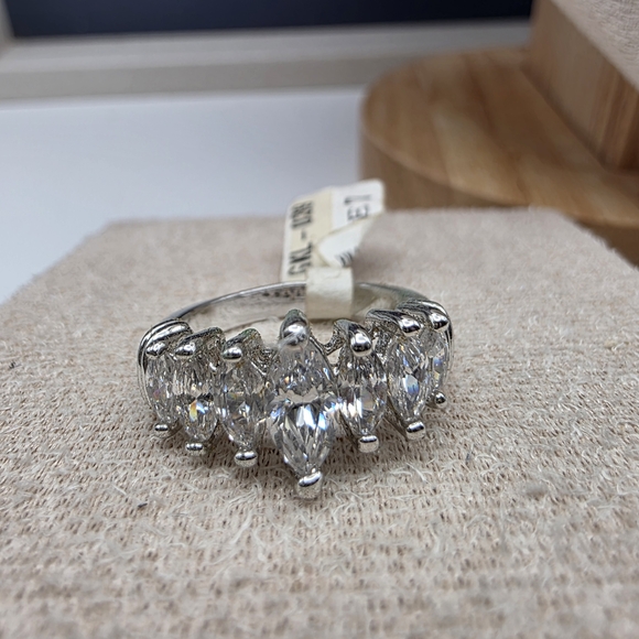 Jewelry - Elegant Silver Women's Ring (401)